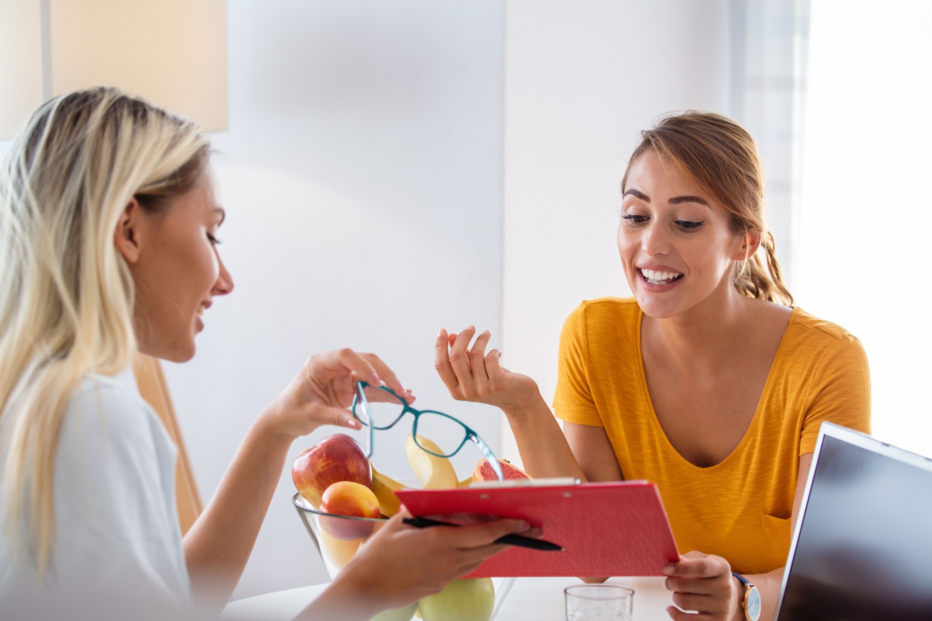 Médico nutricionista, dietista y paciente femenina en consulta en la oficina. Nutricionista femenina dando consulta al paciente. Hacer un plan de dieta.