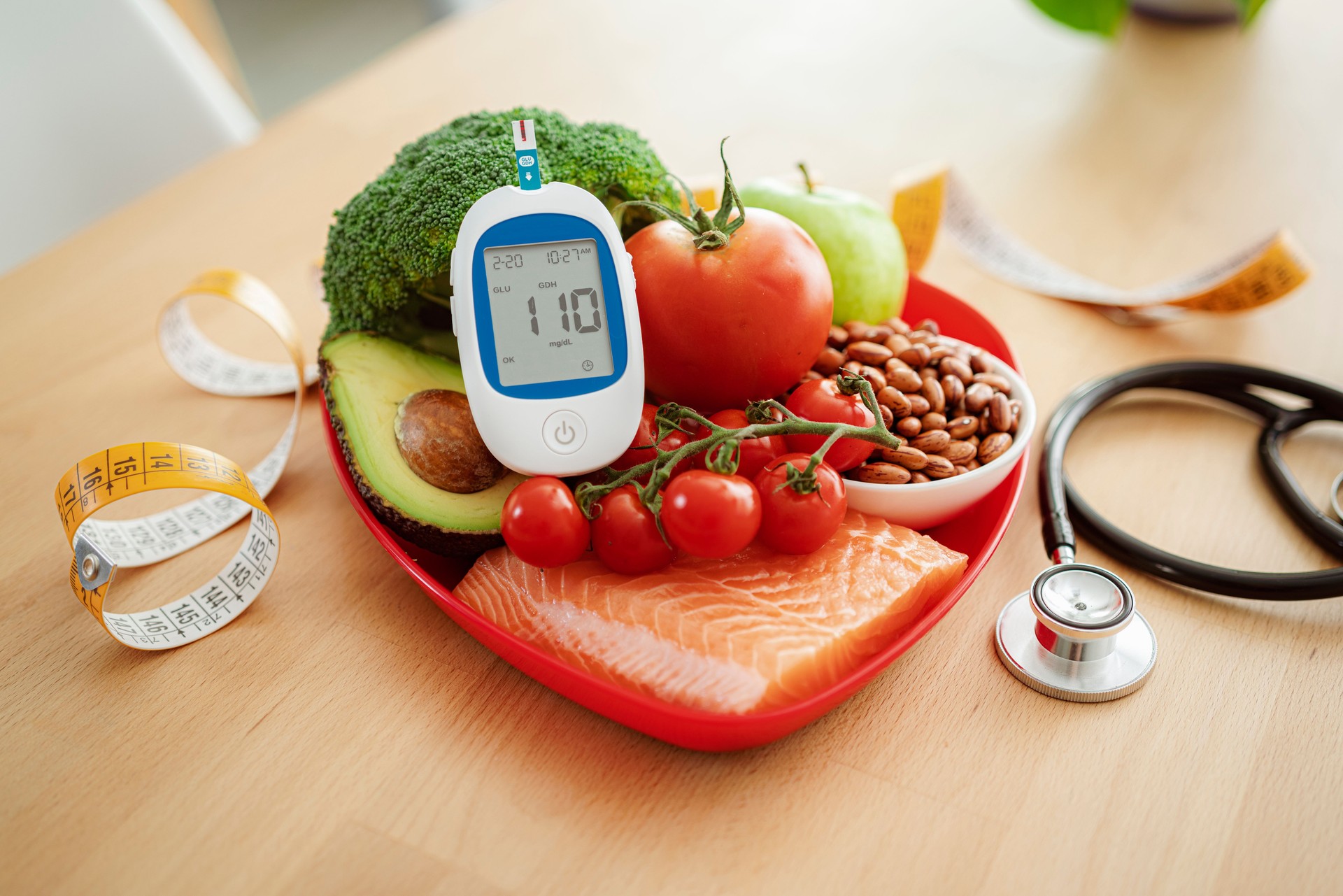 Comida saludable y medidor de glucosa. Diabetes, estilo de vida saludable y concepto de nutrición