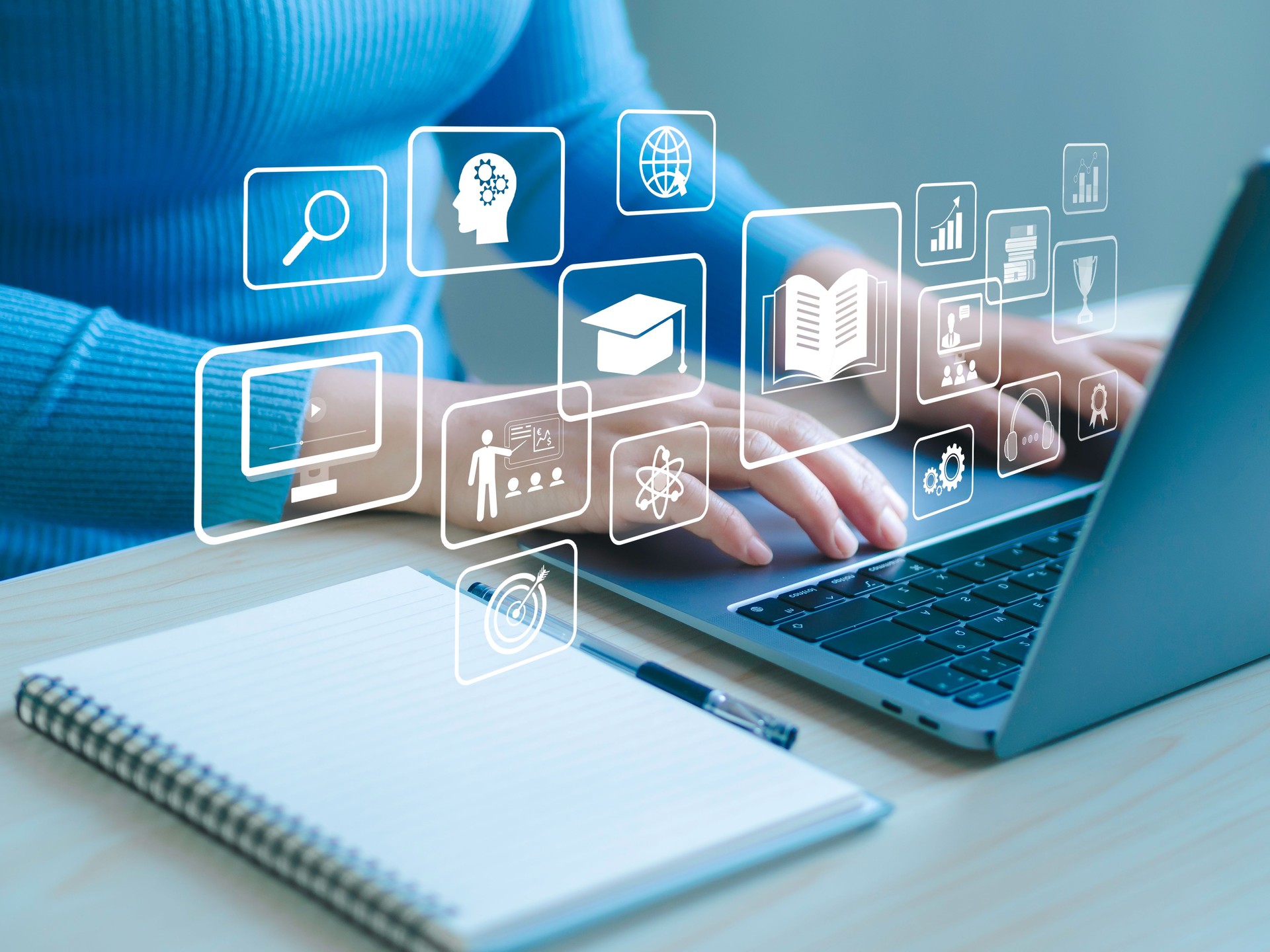 Educación e-learning, clases por Internet y aprendizaje en línea con seminarios web, tutoriales en vídeo, desarrollo personal y cualificaciones profesionales. Cursos digitales para desarrollar nuevas habilidades